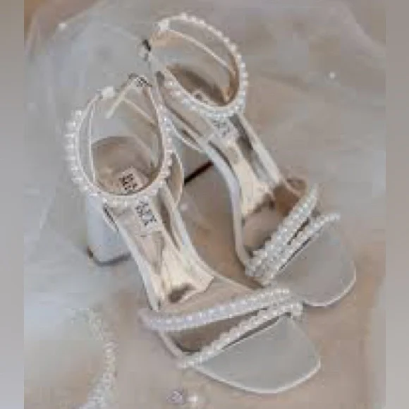 Badgley Mischka Fiesty White Satin Pearl Block Heels Size 9 Bridal Wedding